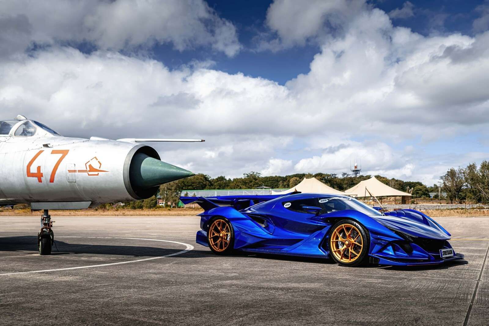 Futurystyczny supercar na lotnisku