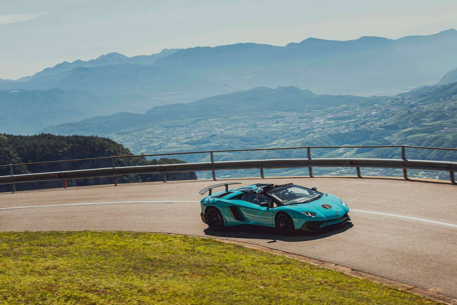 Alpenrit z luksusowymi samochodami sportowymi