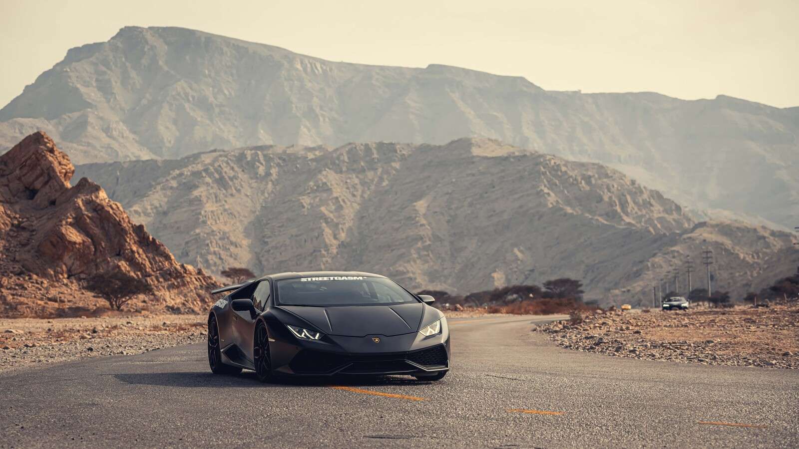 Czarny supercar na pustyni