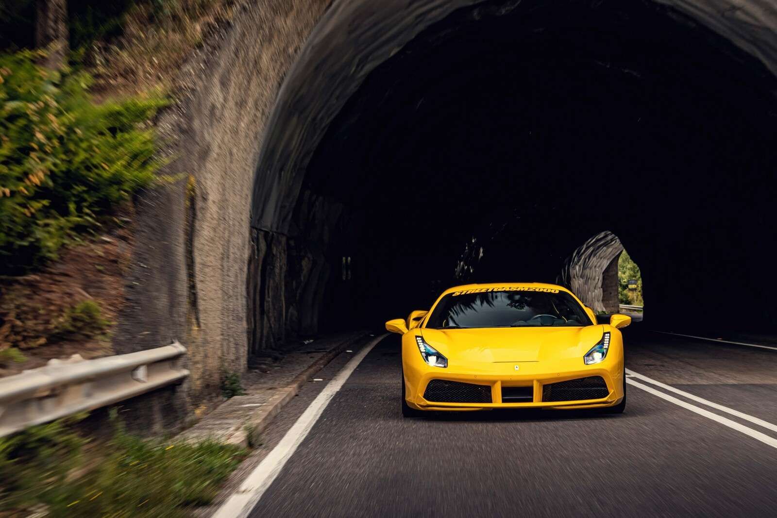 Ferrari 488 GTB na górskiej trasie