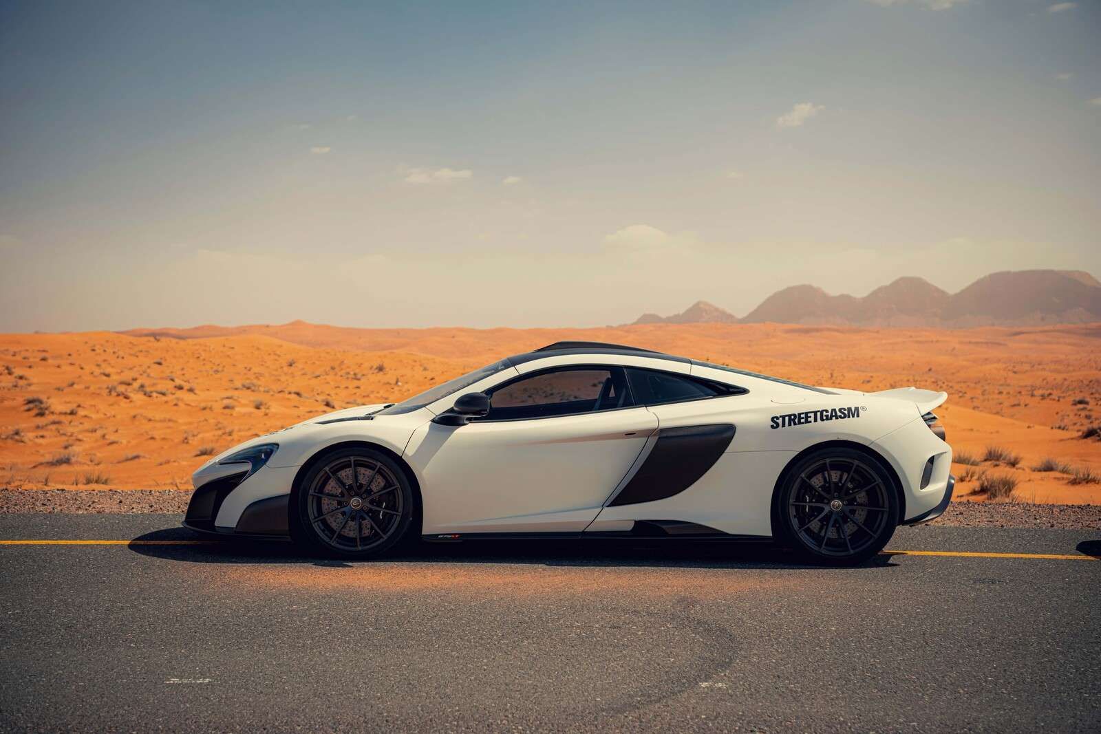 McLaren 675LT na pustyni