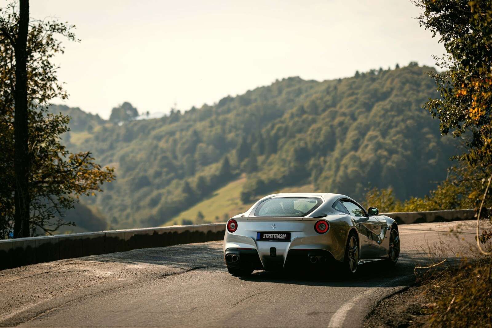 Ferrari F12 przez góry
