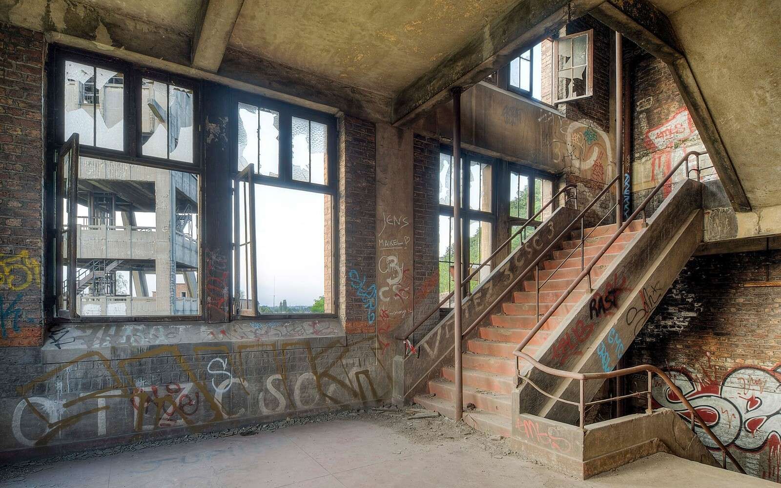 Zaniedbana klatka schodowa z graffiti