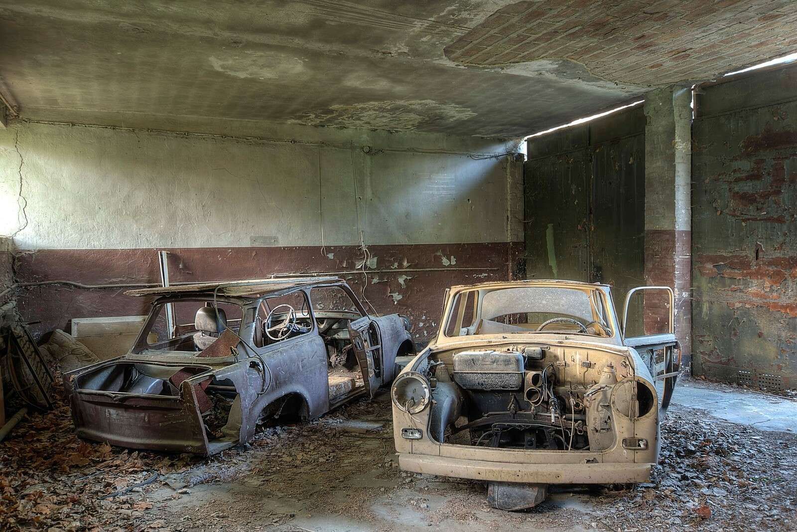 Opuszczony garaż z wrakami