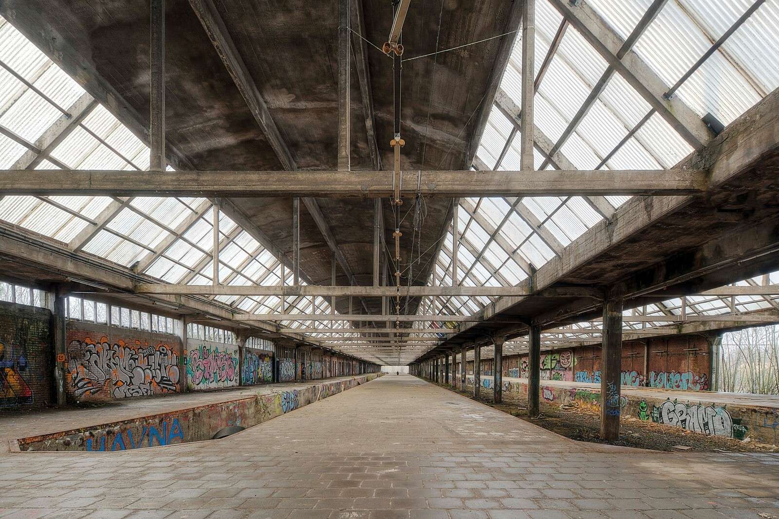 Opuszczony magazyn z graffiti na ścianach