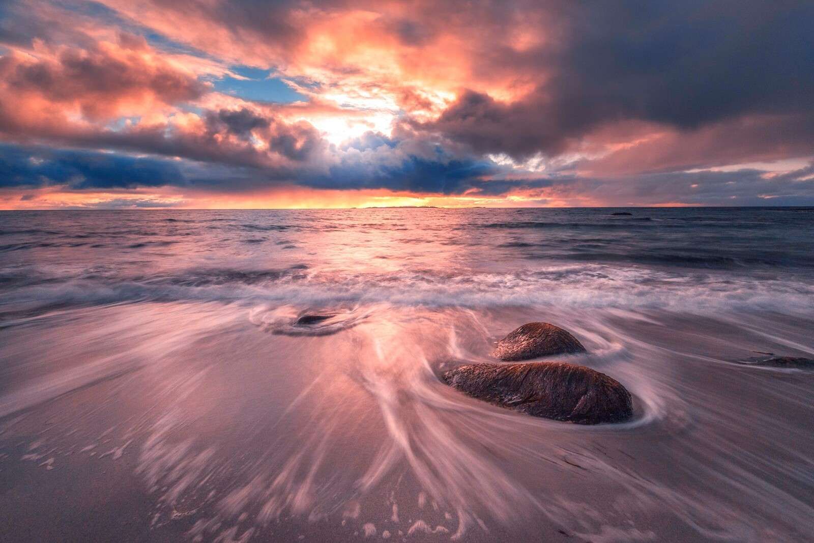 Burza nad cichym szumem fal.