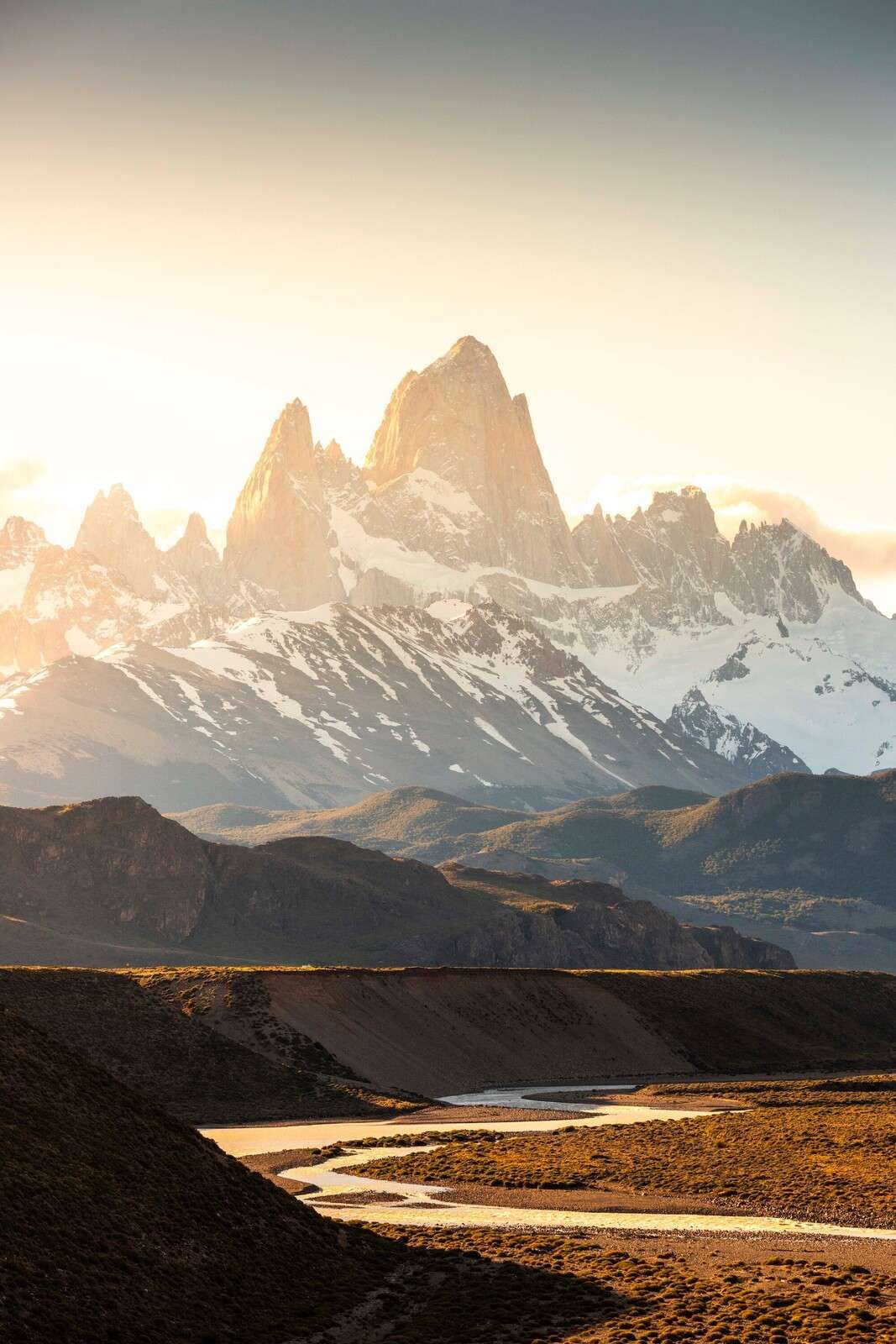 Złoty wschód słońca w dolinie górskiej