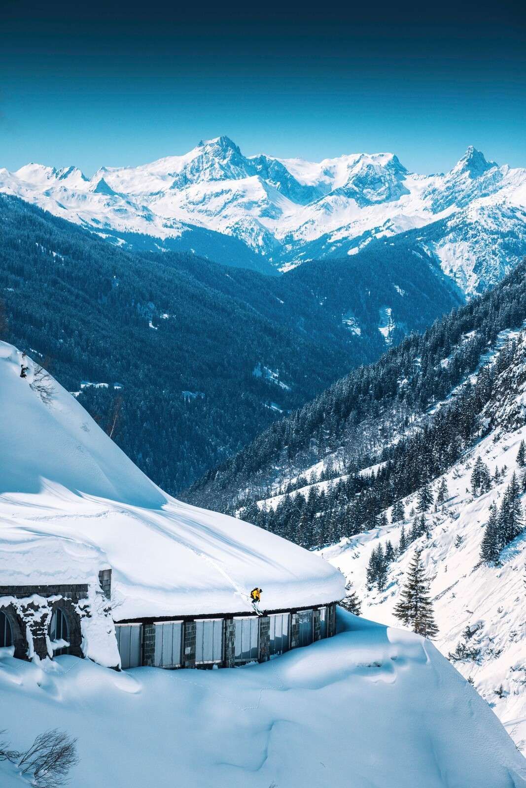 Głęboko niebieskie szczyty alpejskie pokryte zimowym śniegiem.