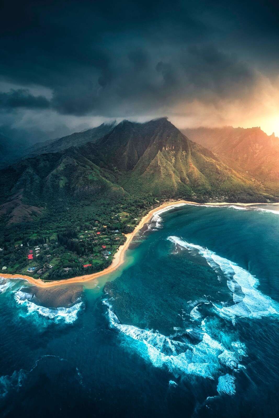 Tropikalne wybrzeże pod groźnym niebem.