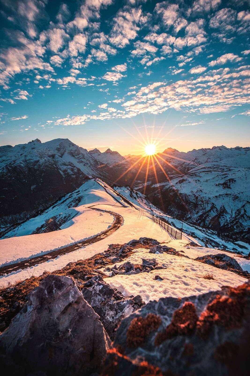 Kręta ścieżka w zasnieżonym górskim słońcu