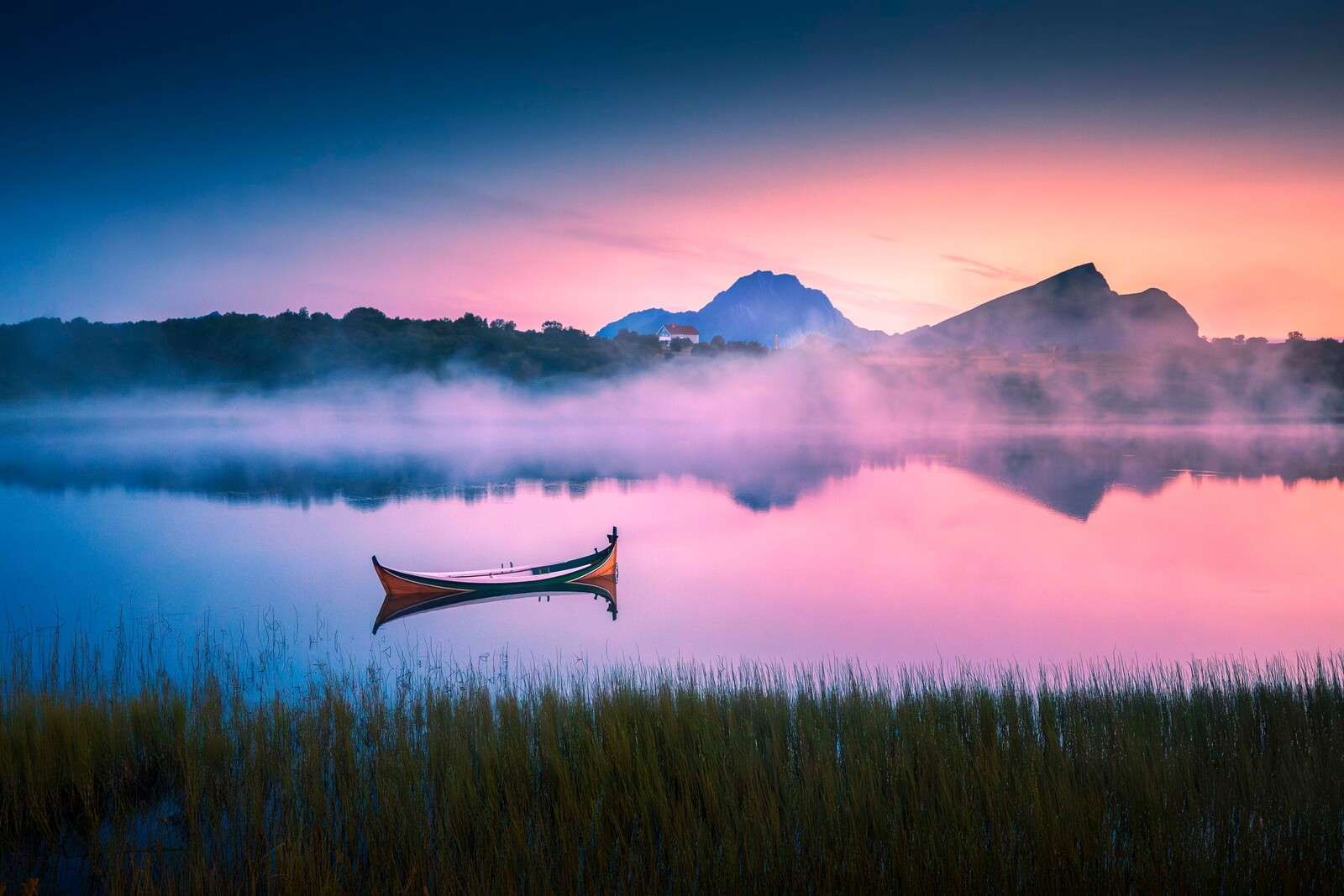Mglisty wschód słońca nad jeziorem