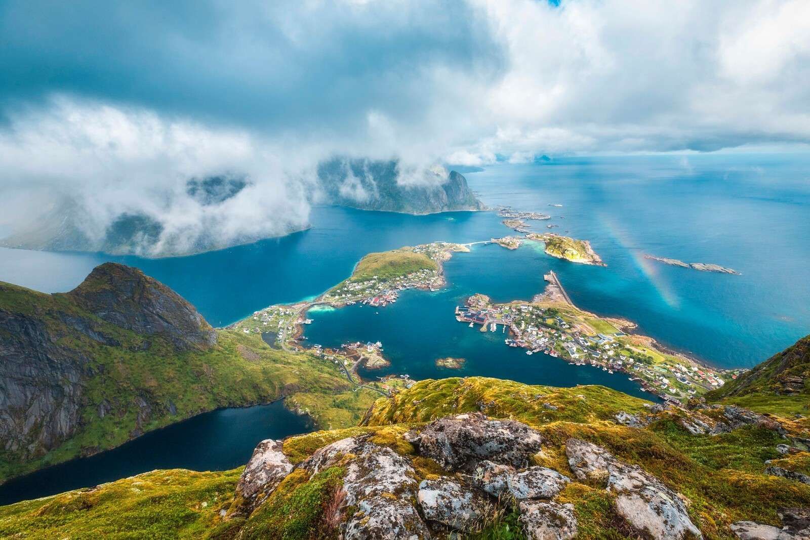 Tęcza nad fiordami wioski na wyspach.