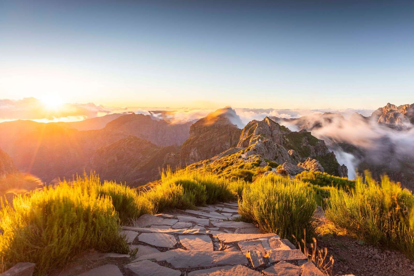 Wschód słońca nad górską ścieżką i chmurami