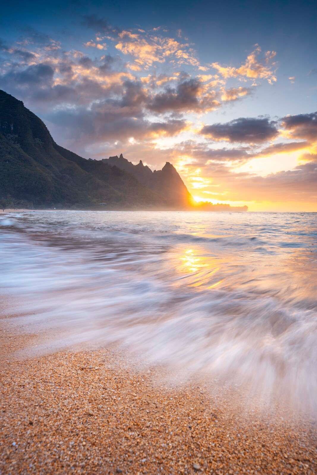 Złote słońce nad tropikalną plażą