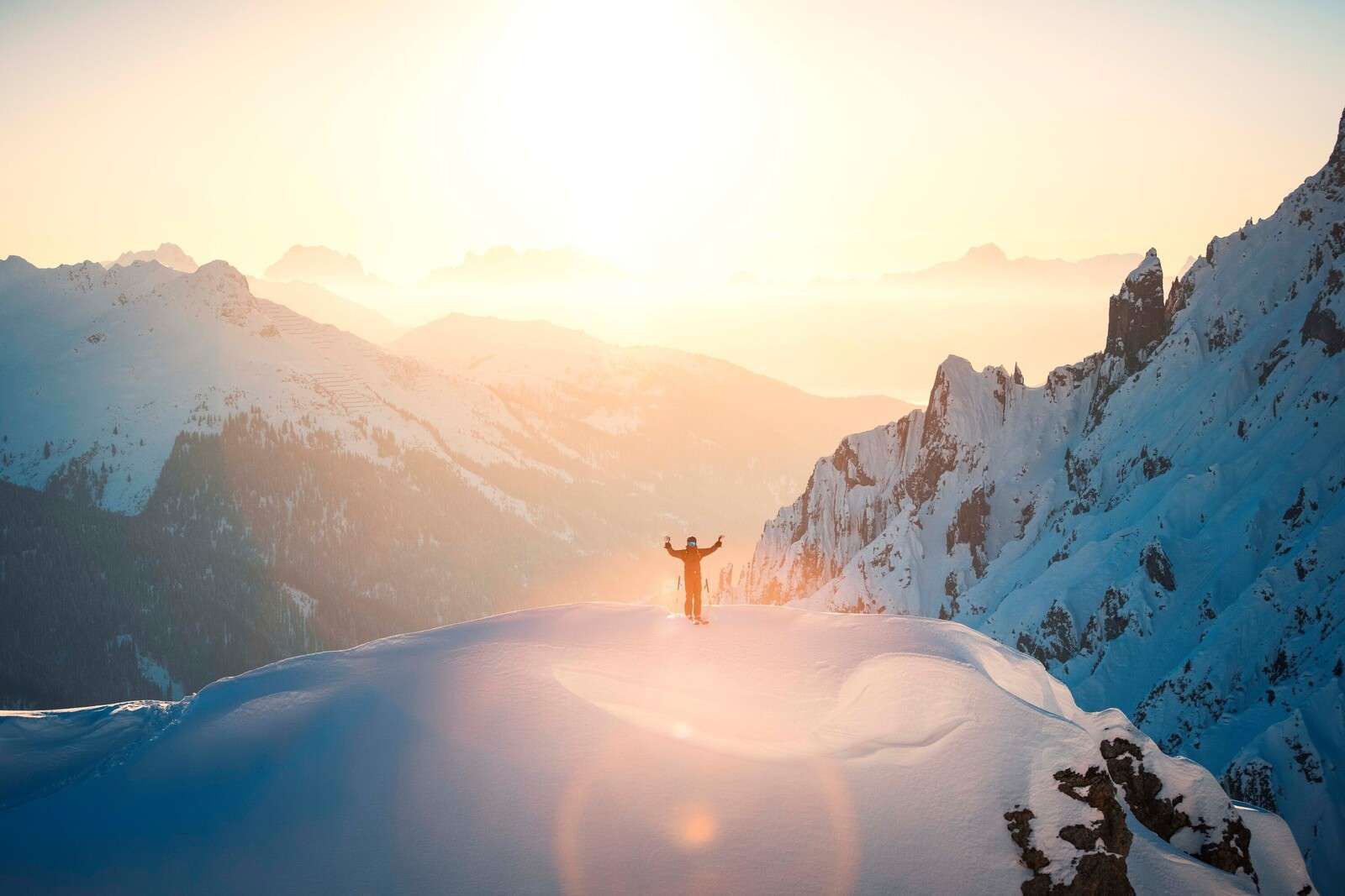 Wschód słońca nad szczytami gór.