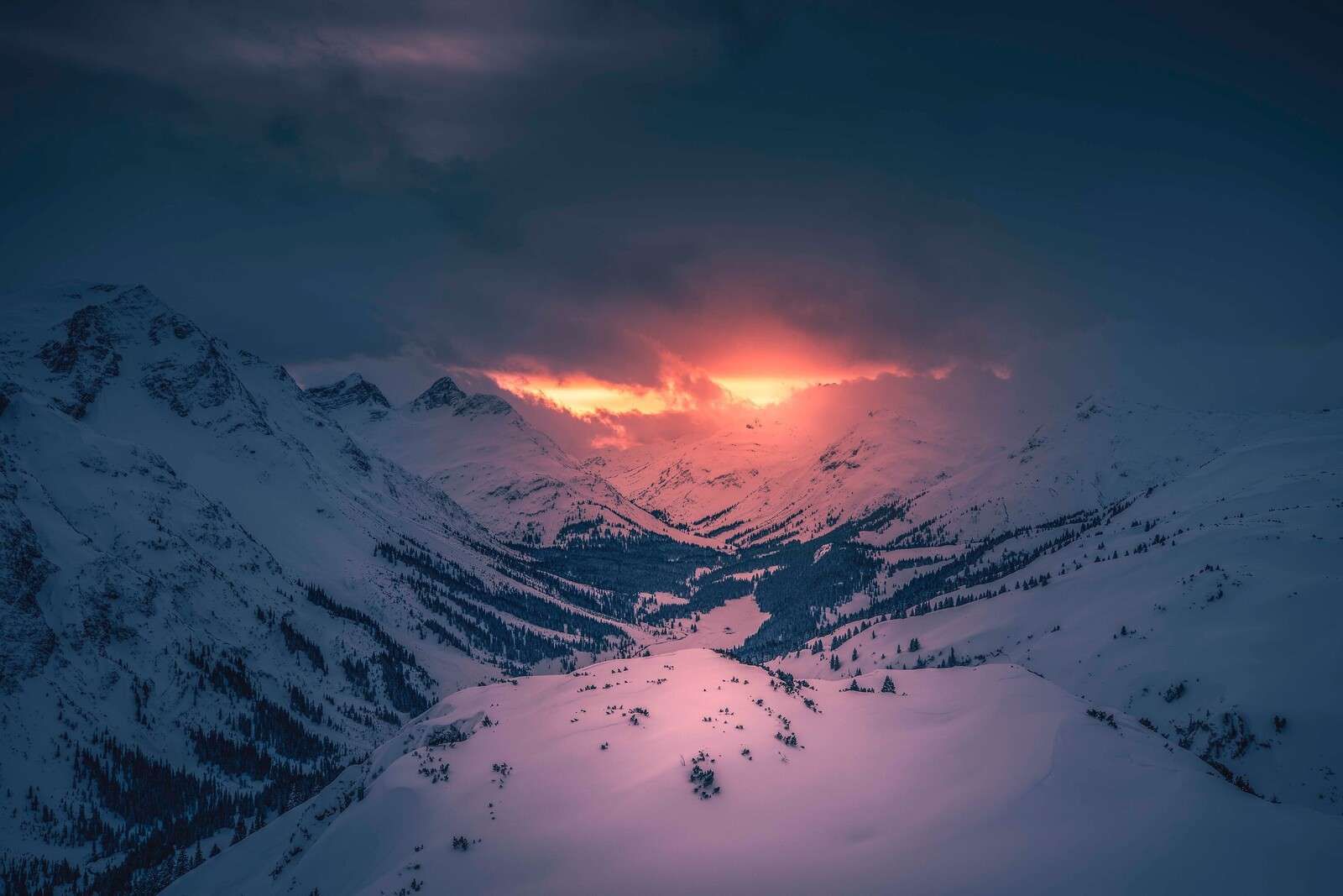 Zmierzch nad cichą doliną górską.