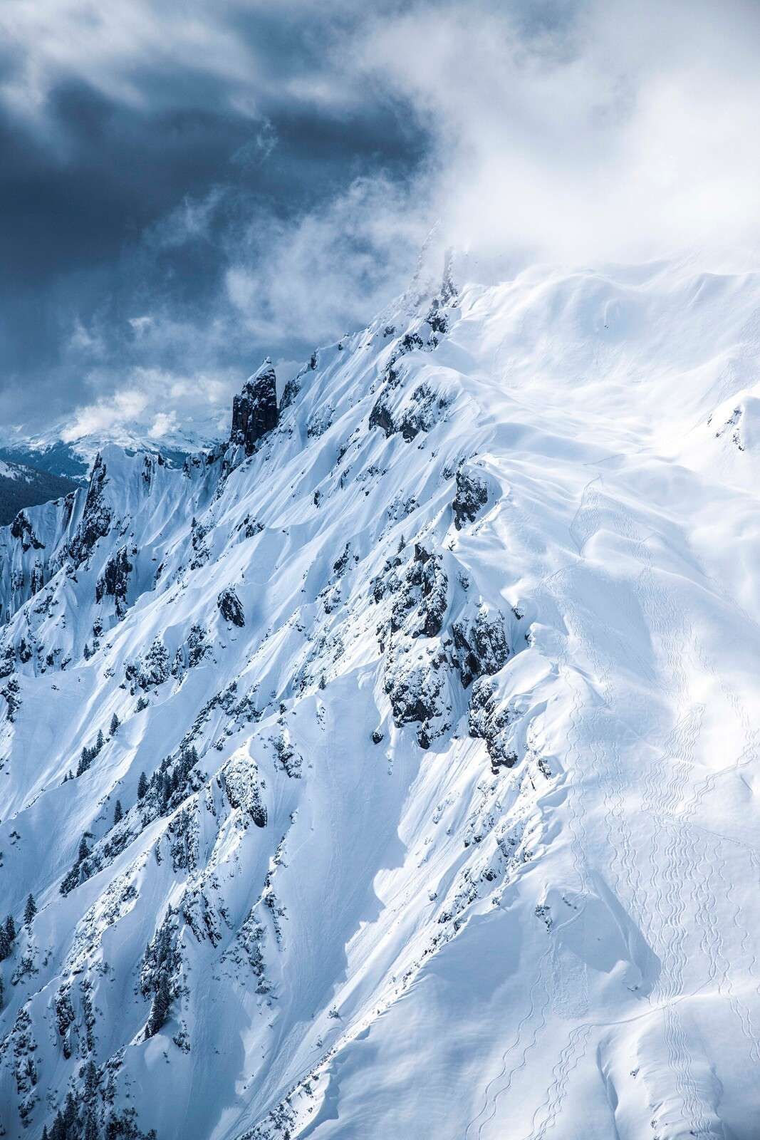 Grzebienie śnieżne pod burzowymi chmurami