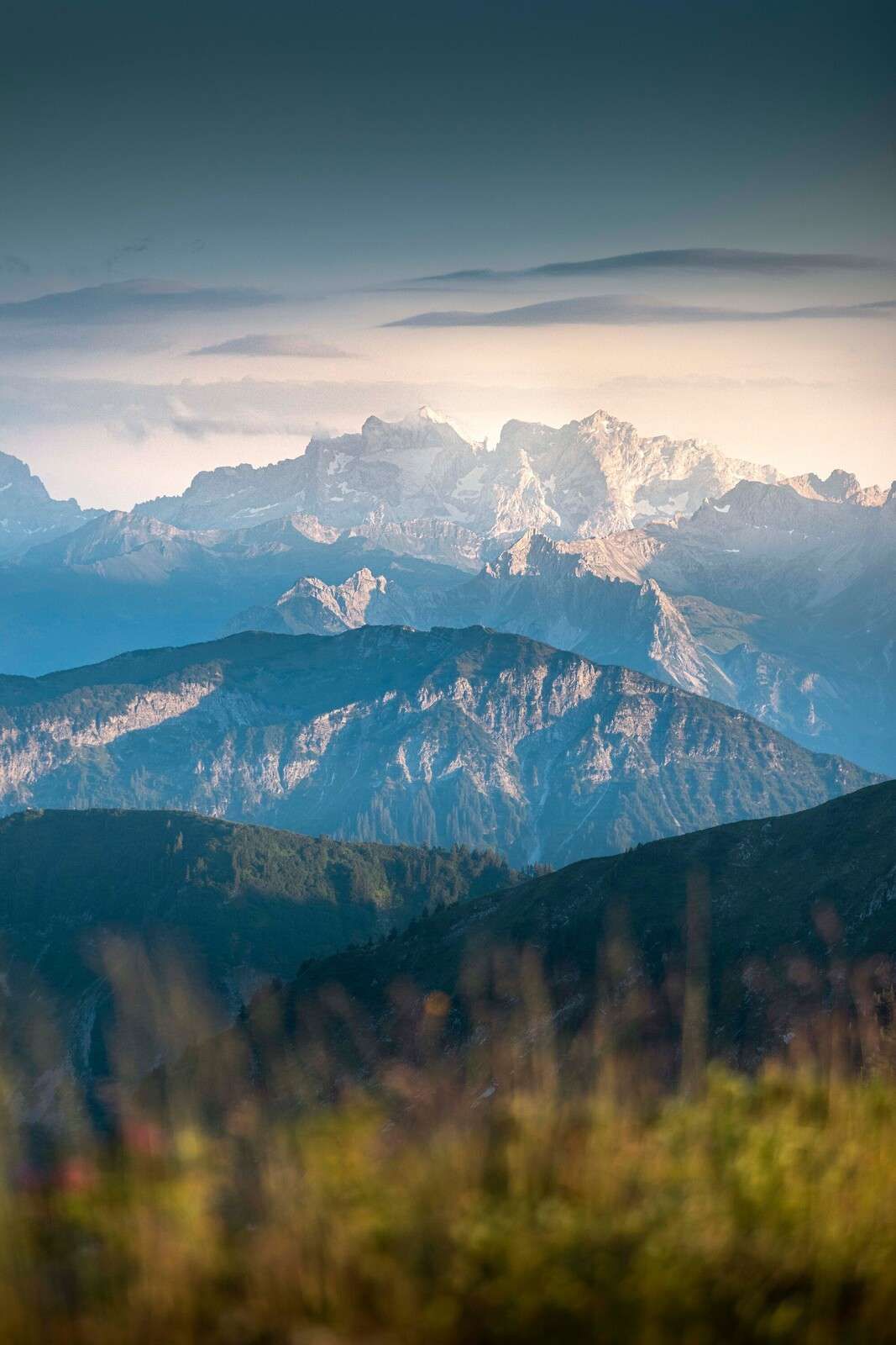 Niebieska warstwowość w górach
