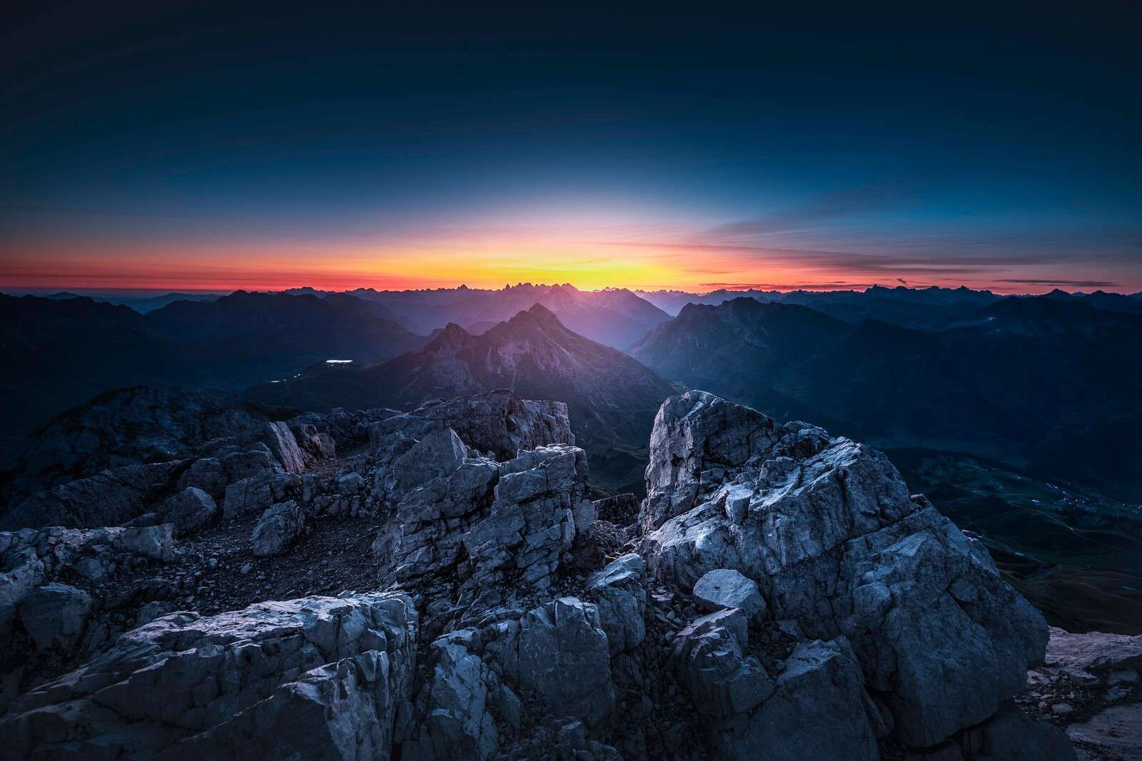 Kamienisty widok o wschodzie słońca