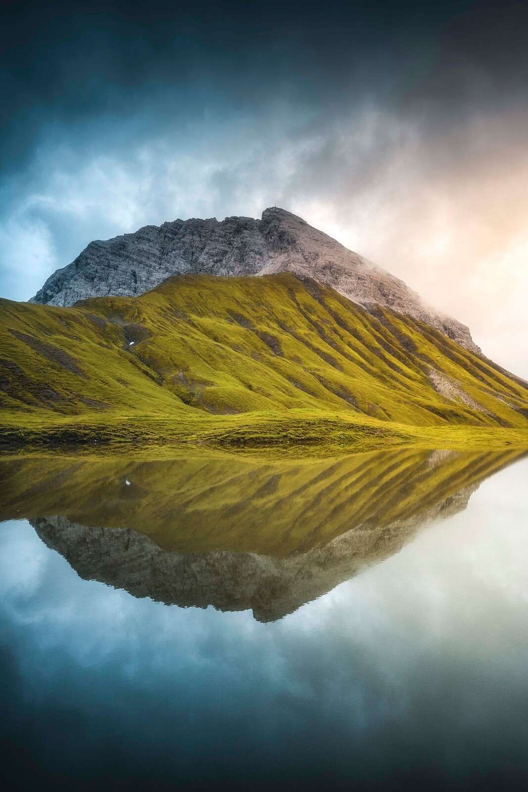 Szczyt góry odbity w porannym świetle.