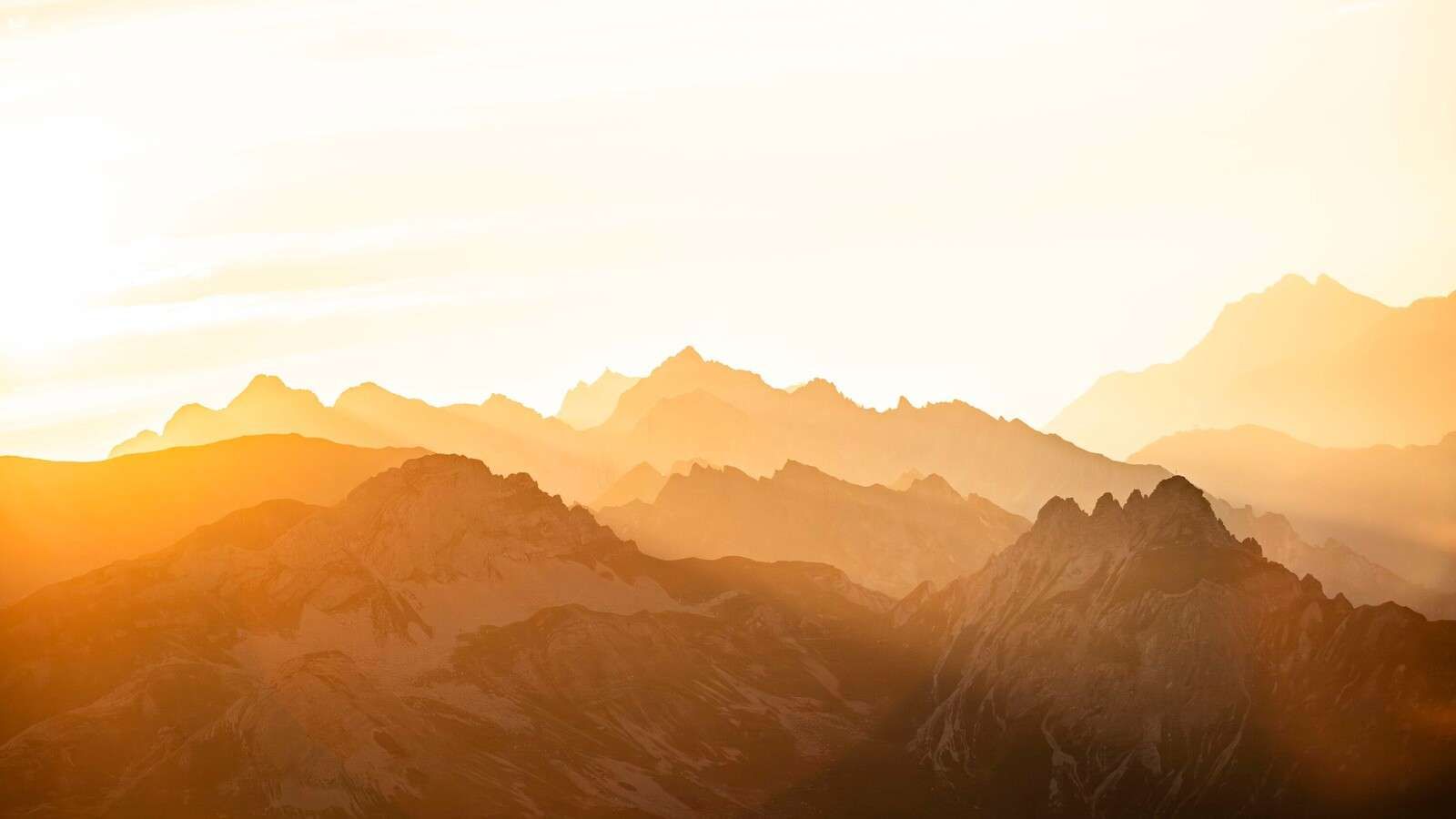 Złote góry o wschodzie słońca.