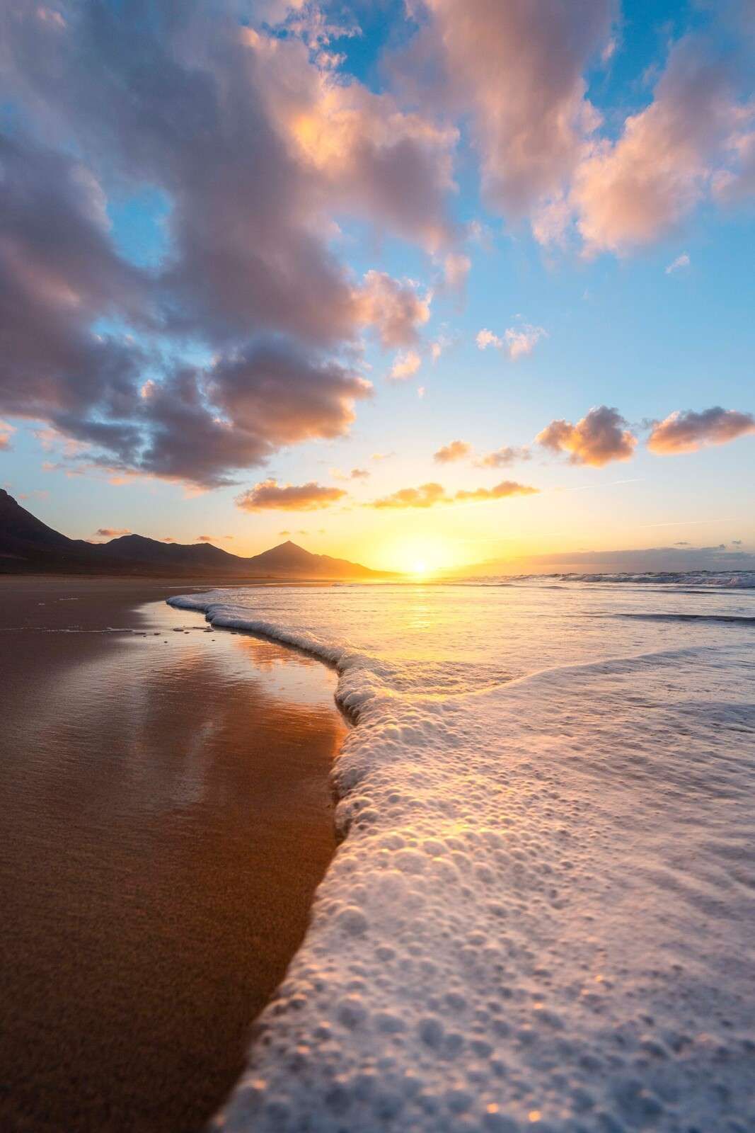 Złocisty zachód słońca nad wybrzeżem