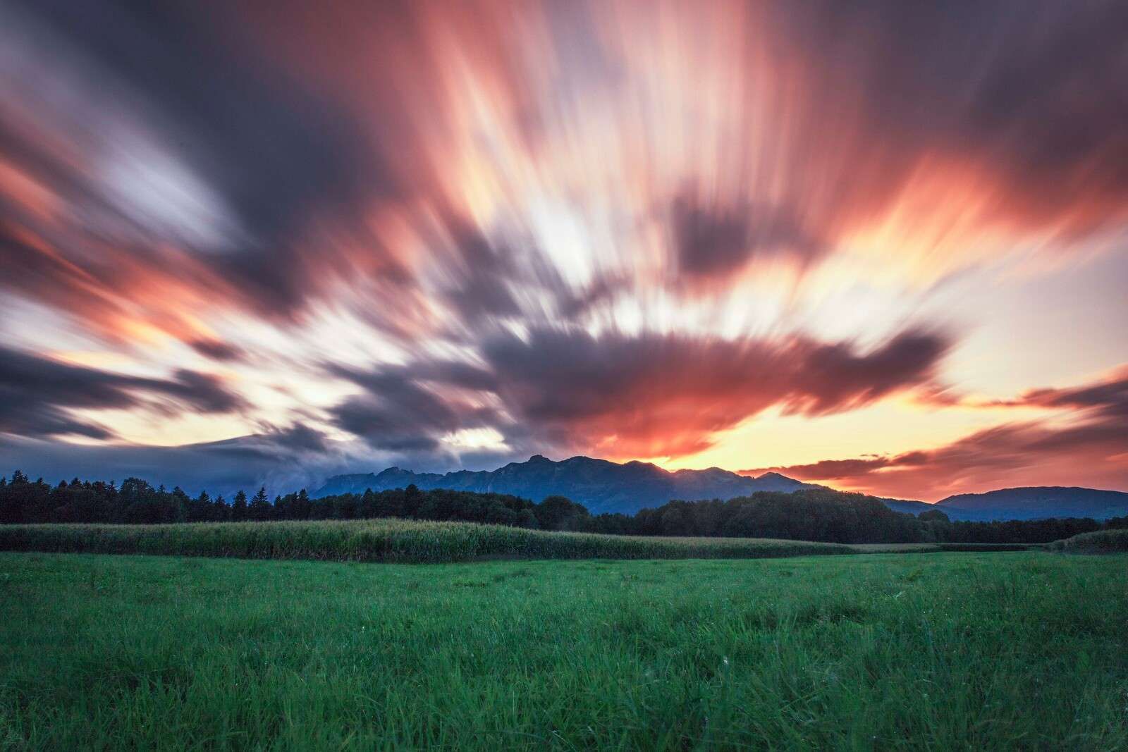 Zachód słońca nad zieloną równiną