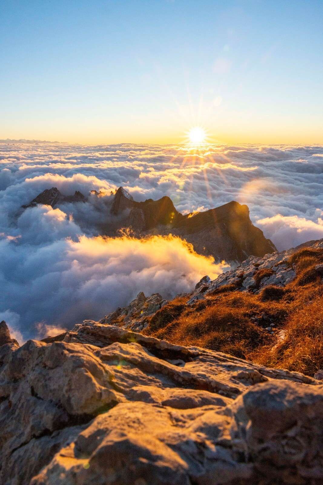 Światło słoneczne nad morzem chmur.