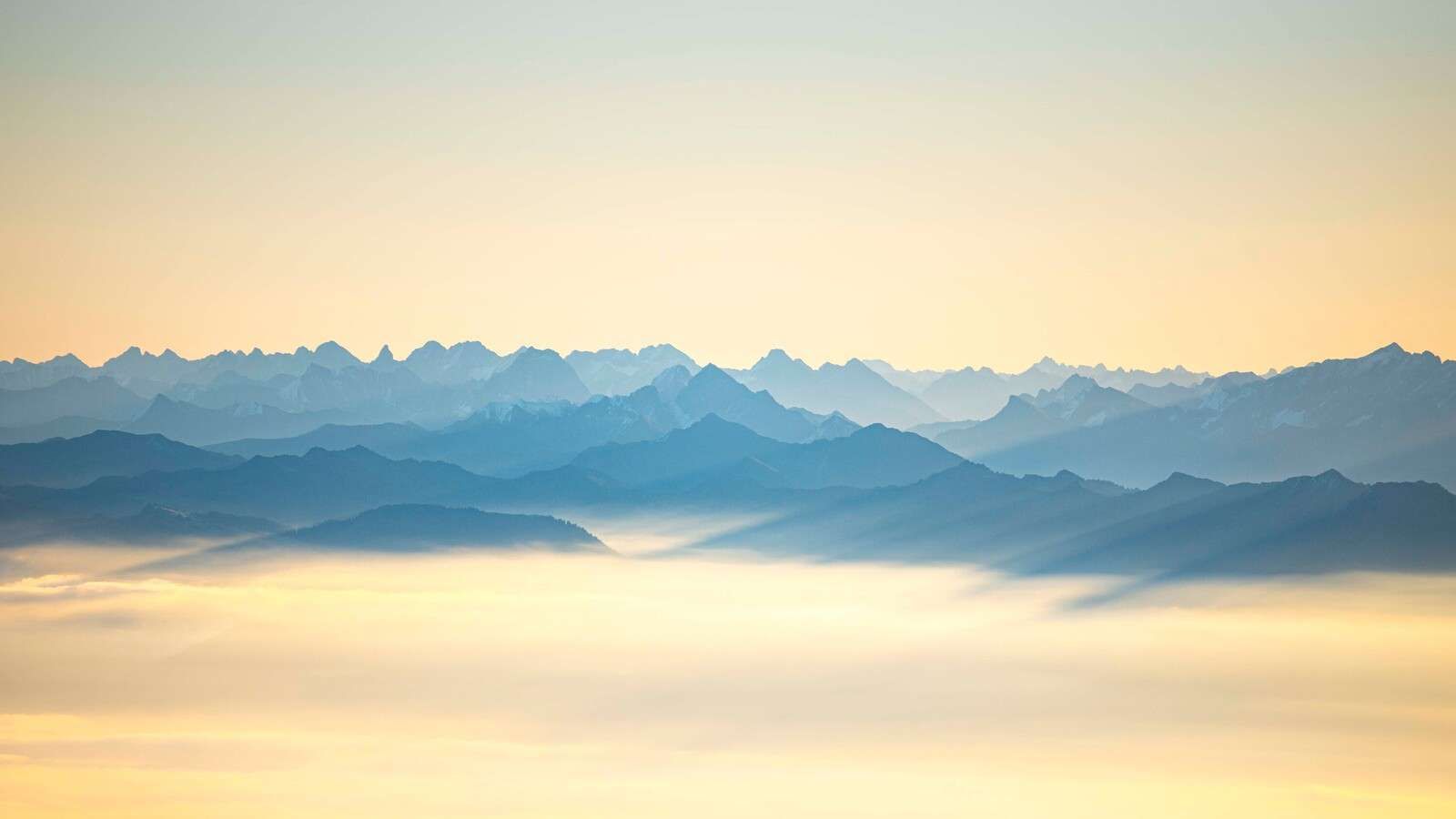 Niebiesko-szare szczyty w porannym świetle.