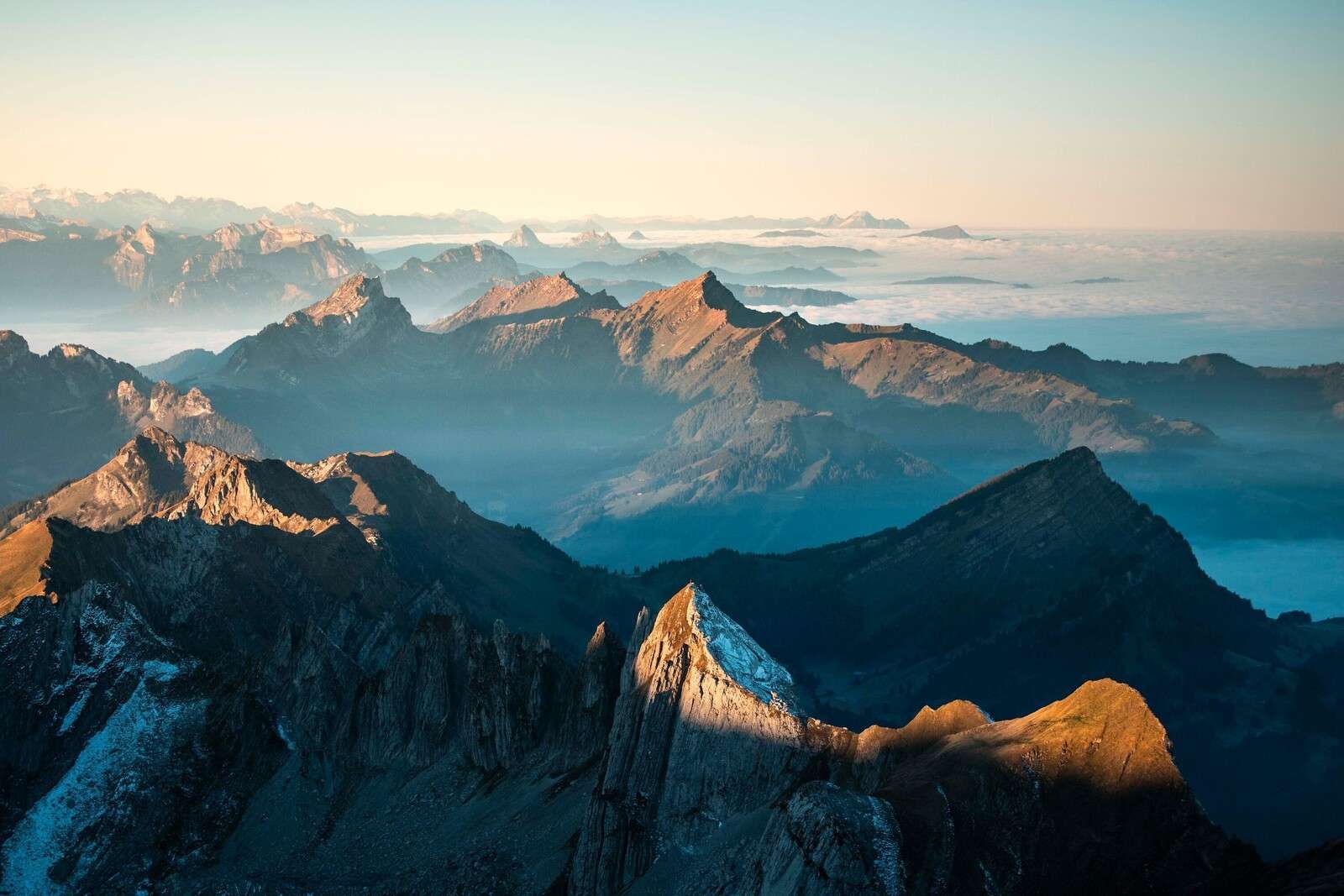 Góry w miękkiej porannej cieni.