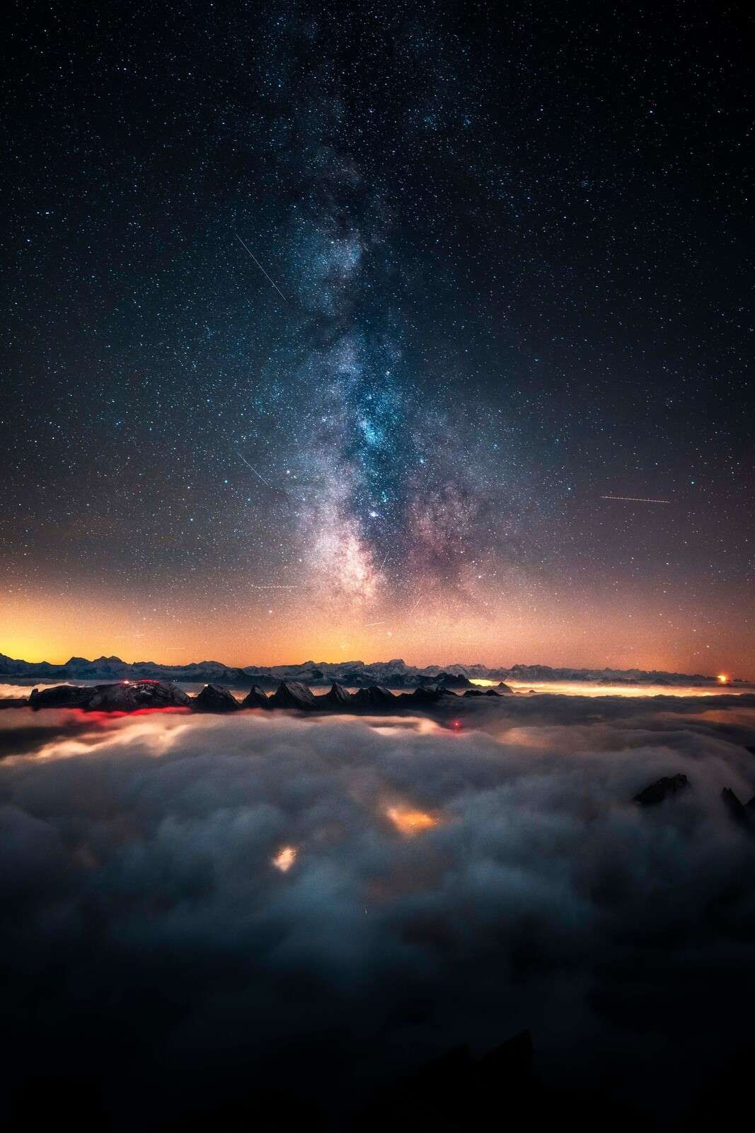 Droga Mleczna nad nocnymi strzępami gór.