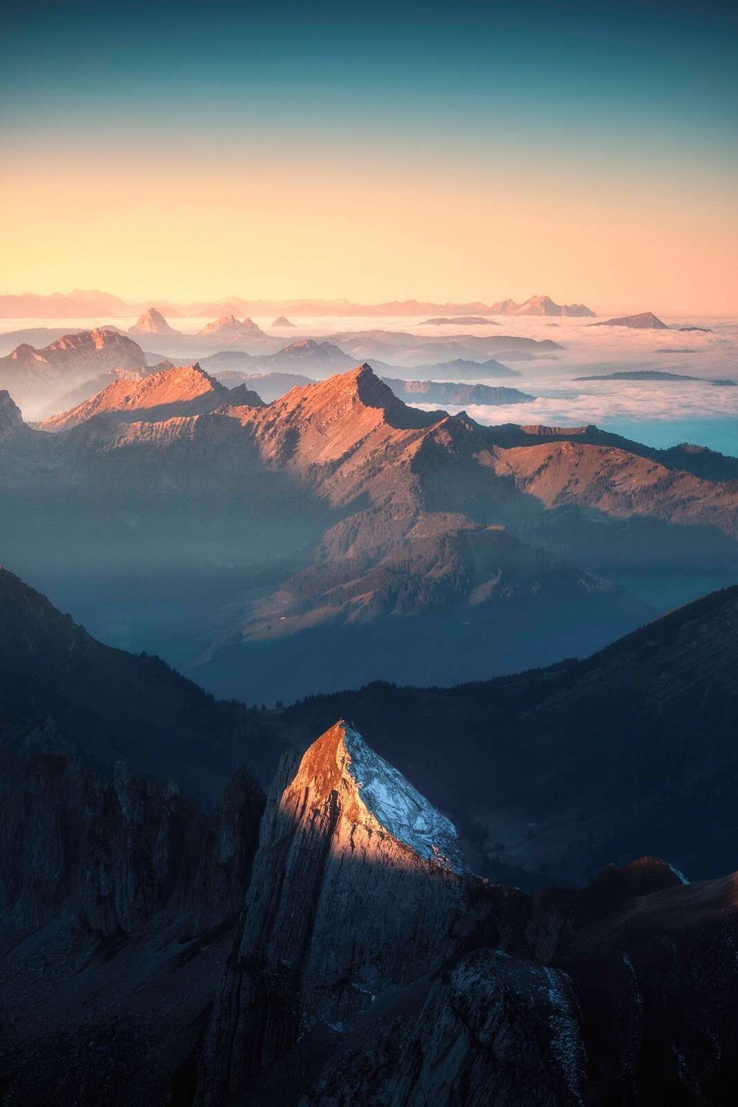 Pierwsze światło słoneczne na grzbiecie gór.