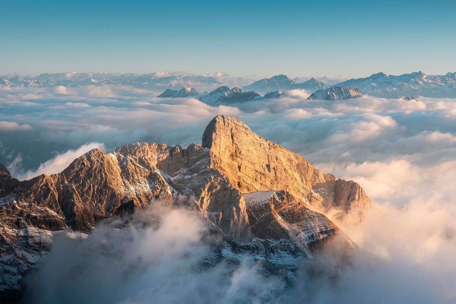 Zasnowiony szczyt góry w porannej poświacie