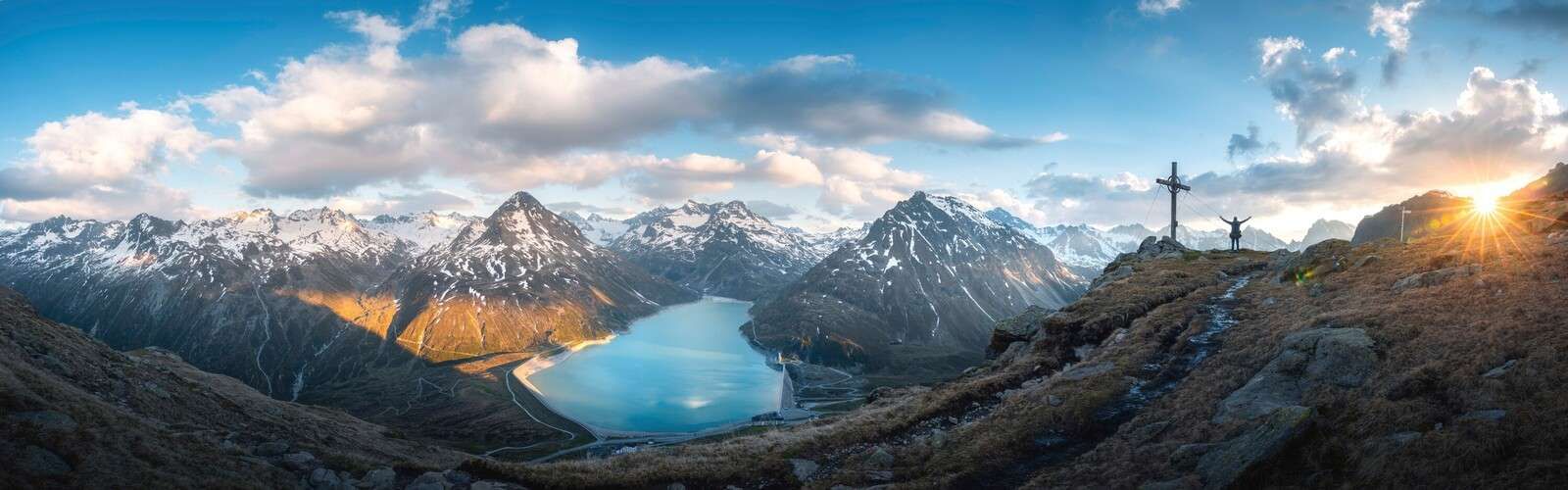 Widok na jezioro alpejskie o zachodzie słońca