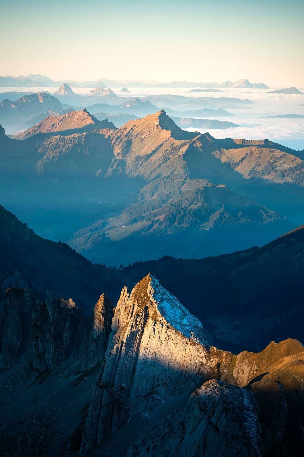 Poranne światło na skałach