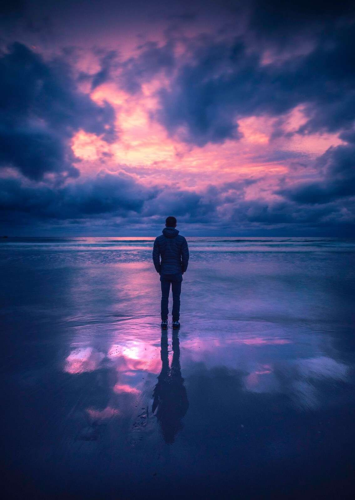 Fioletowe zmierzch nad cichym wybrzeżem.