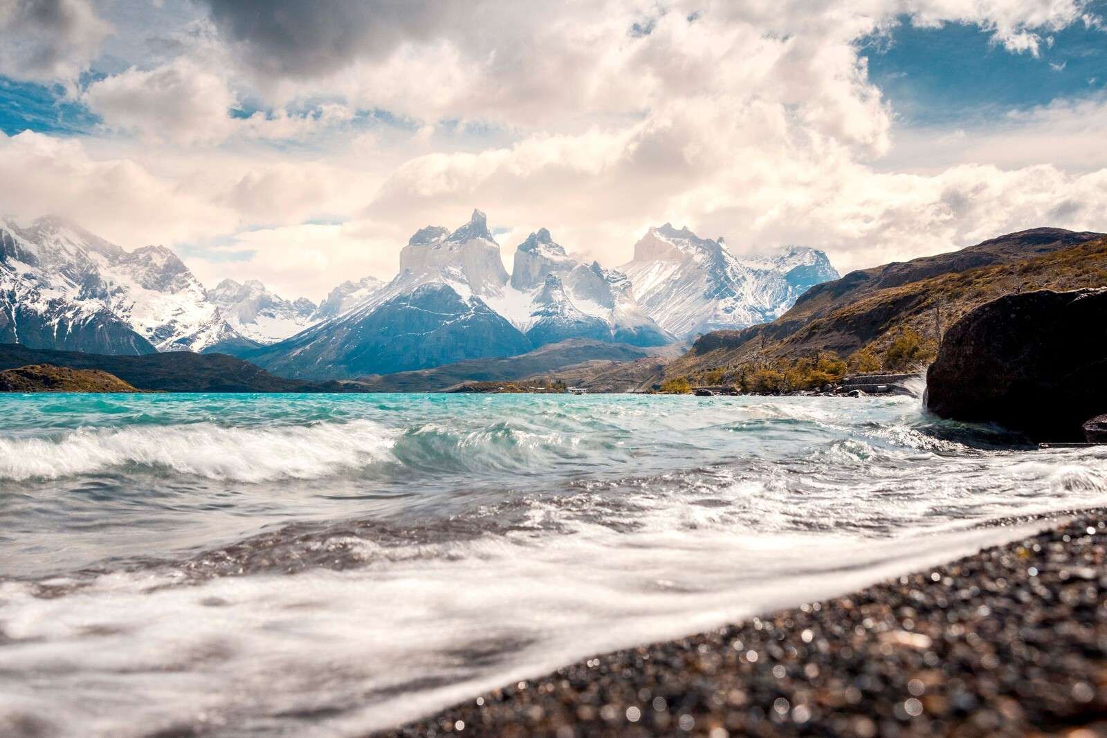 Turkusowe jezioro z falującym brzegiem