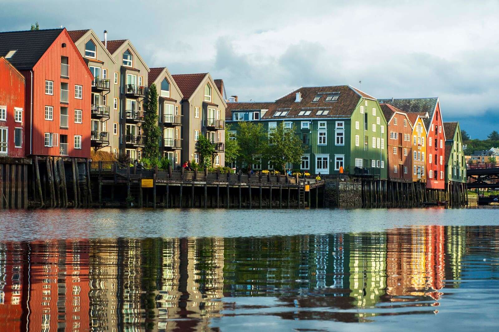 Kolorowe domy nad brzegiem wody.