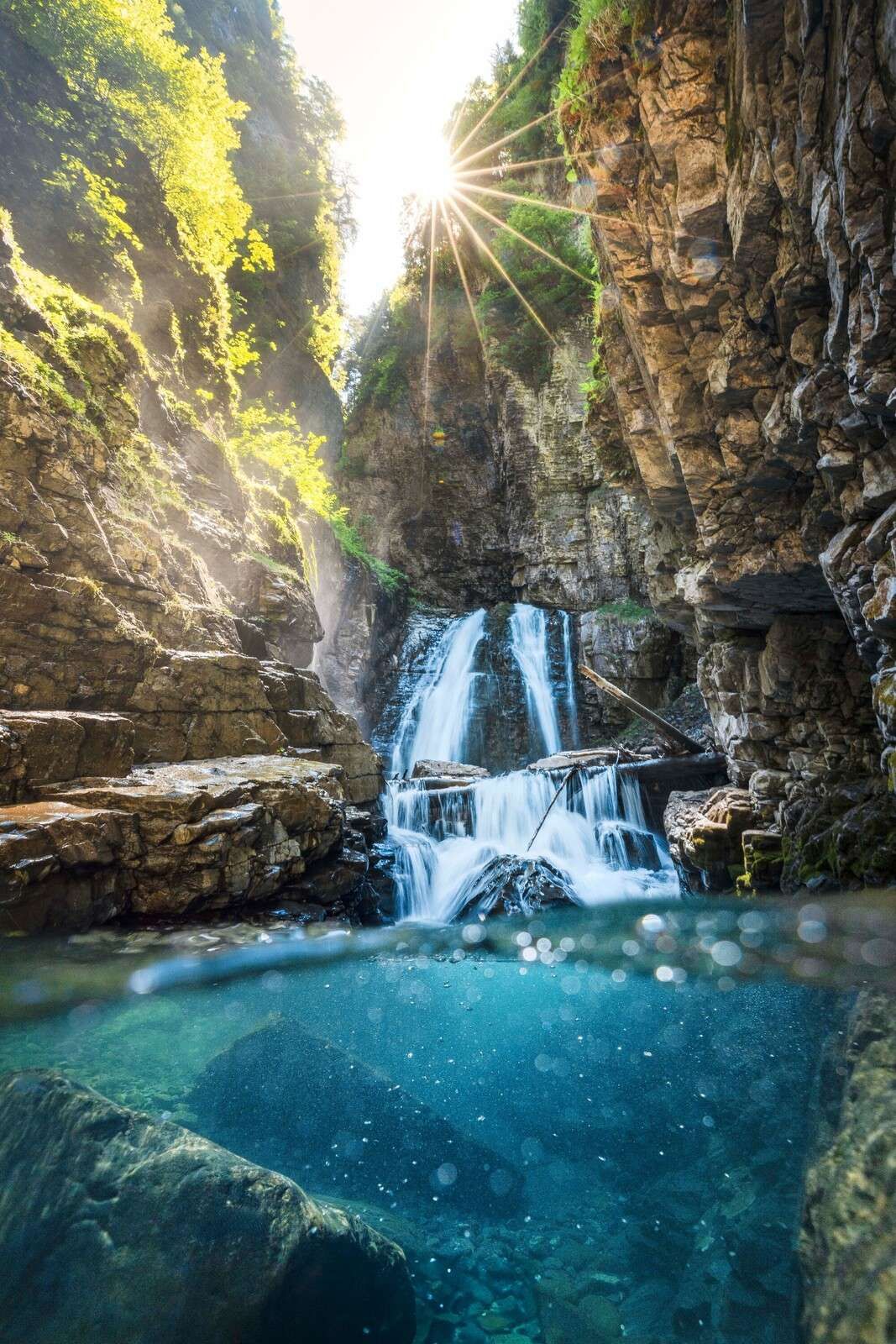 Światło słoneczne na wodospadzie górskim