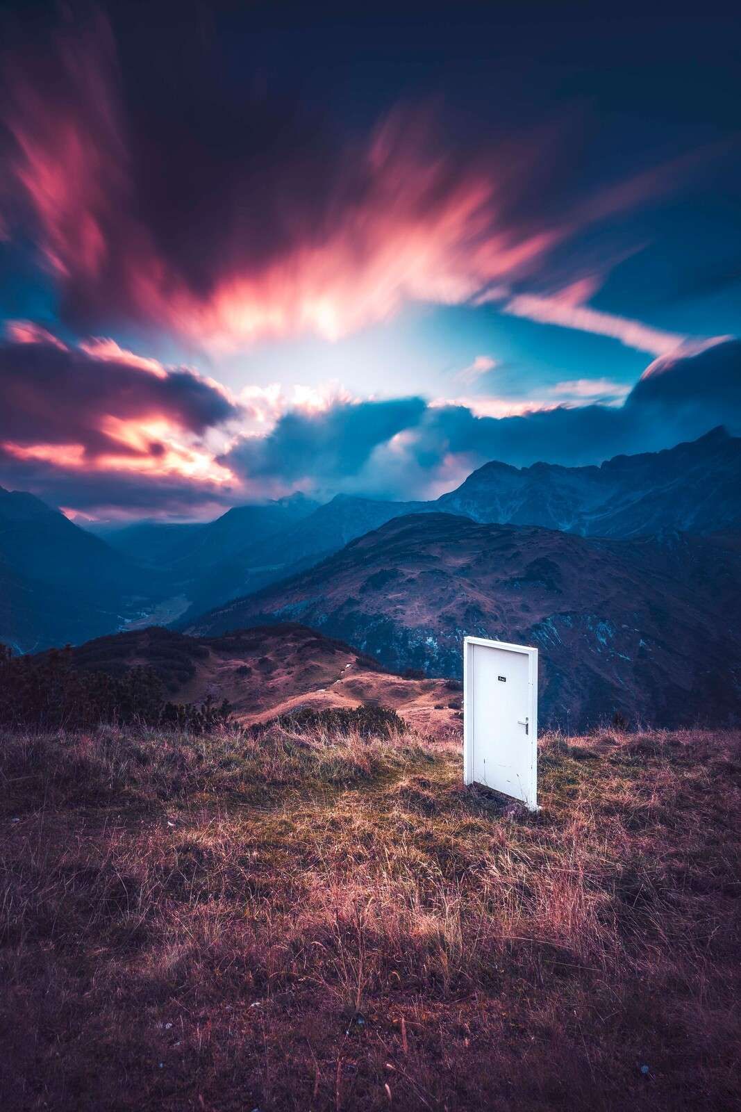 Biała drzwi w krajobrazie marzeń