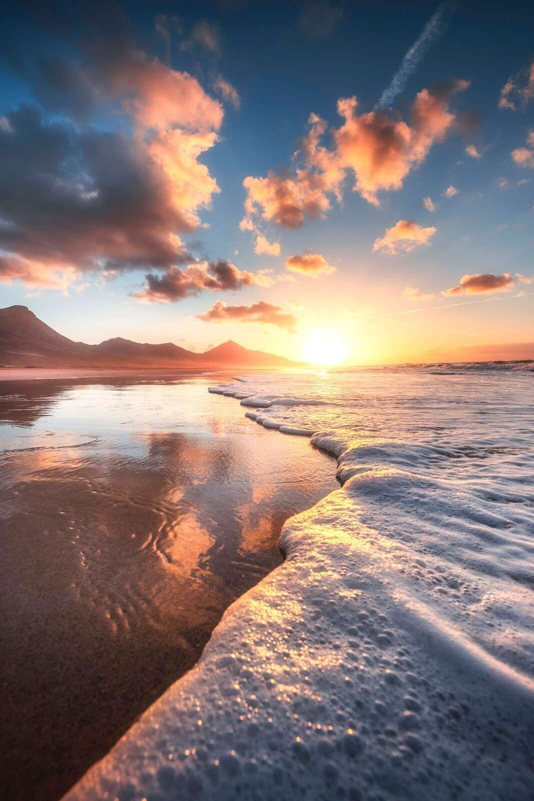 Złoty zachód słońca nad morzem