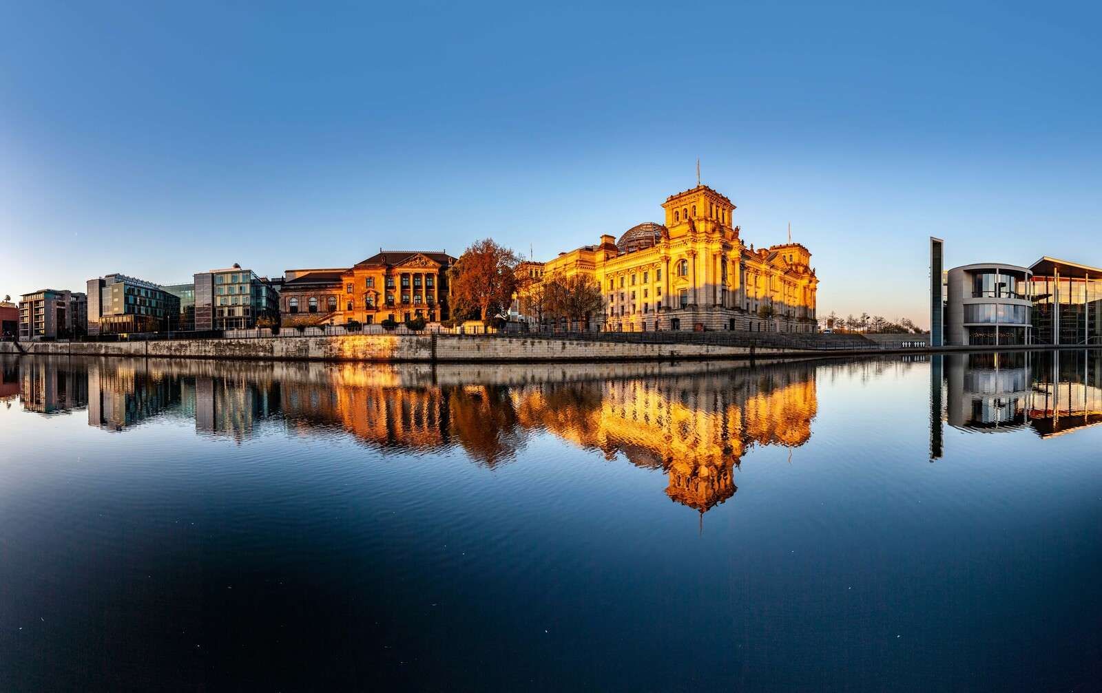 Blask poranka w Berlinie Reichstag
