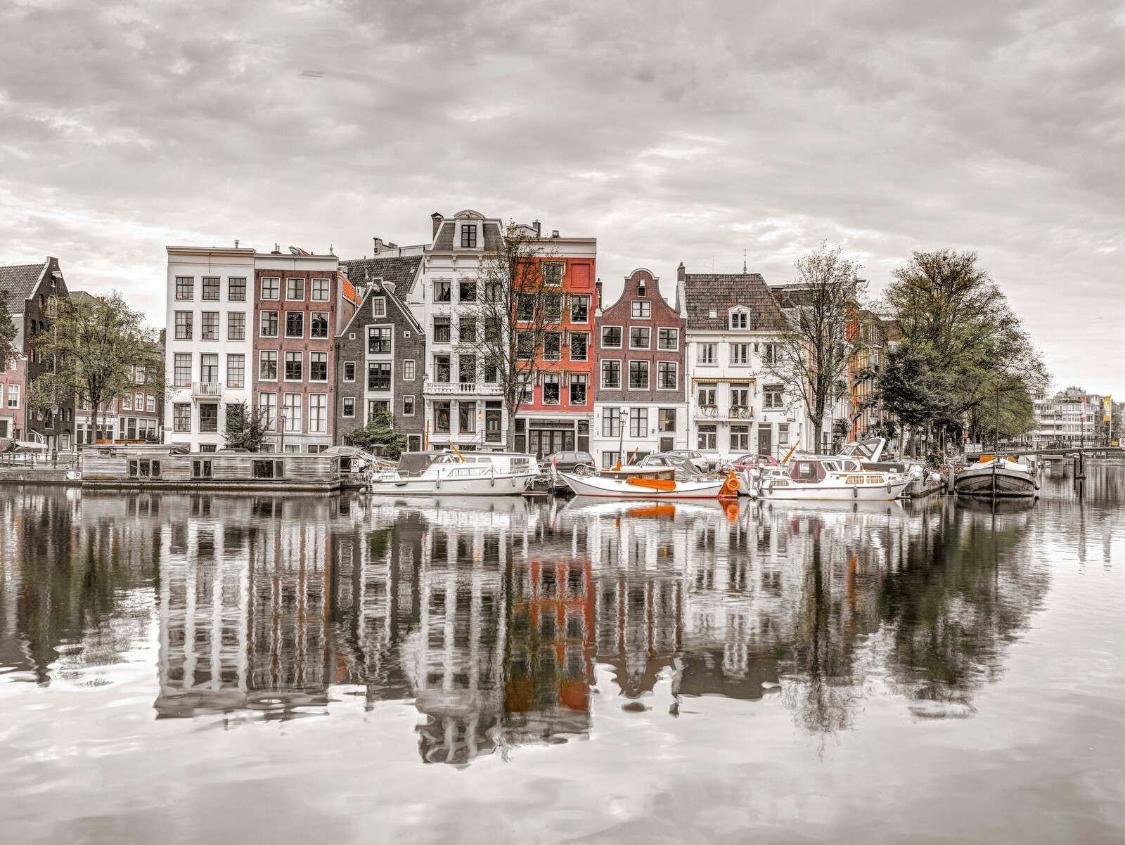 Kamienice w Amsterdamie nad kanałem