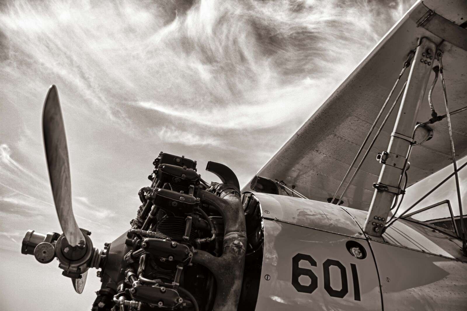 Stary lot śmigłowcem pod chmurami