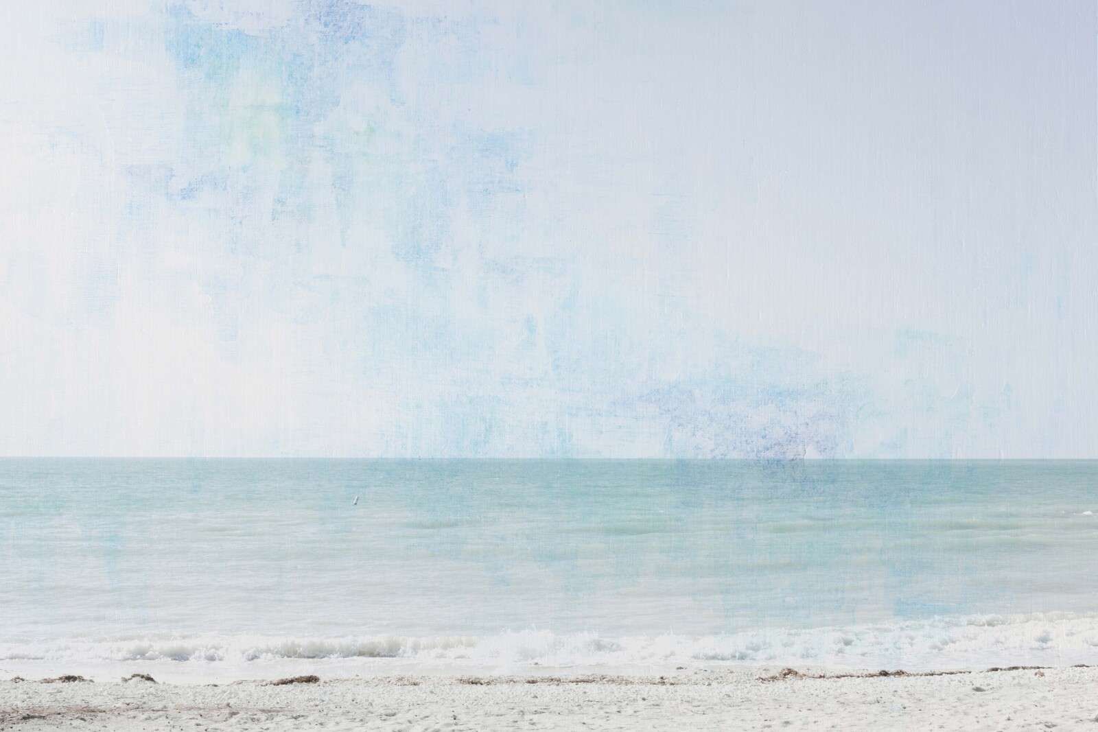 Jasna plaża pod miękkim niebem