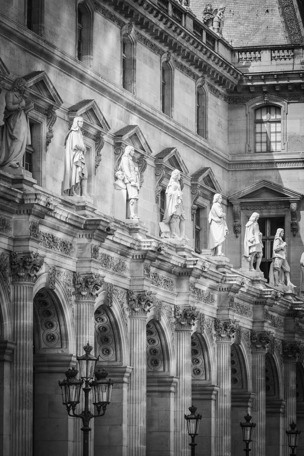 Klasyczna fasada z rzędem rzeźb.