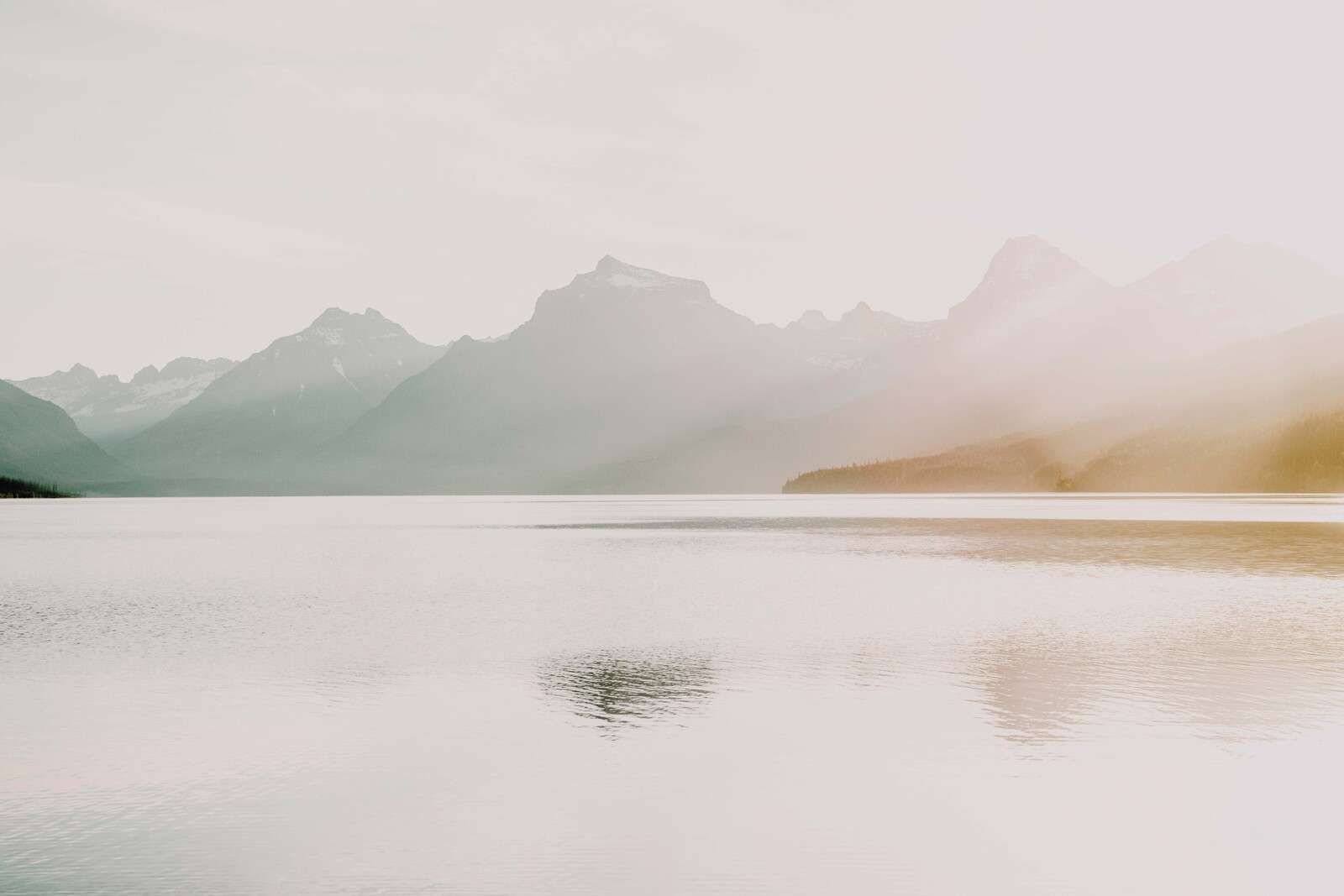 Mgliste góry nad cichym jeziorem.