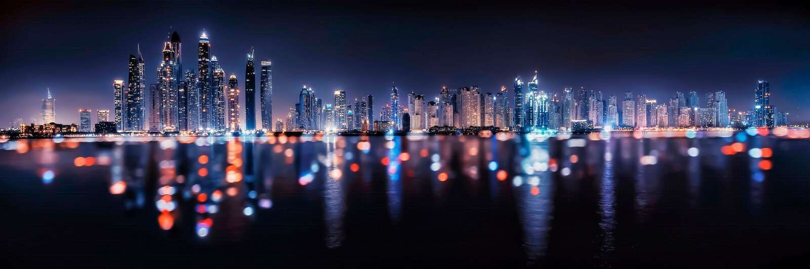 Nocny skyline nad wodą