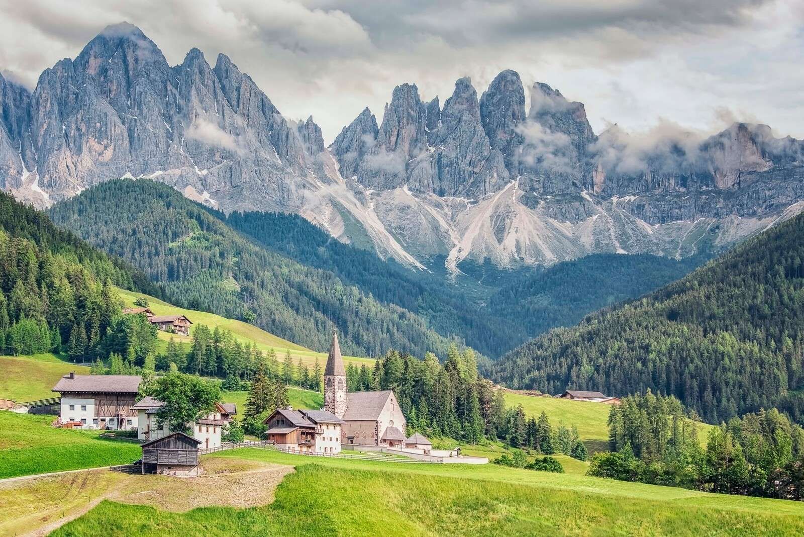 Alpendorp w zielonej dolinie