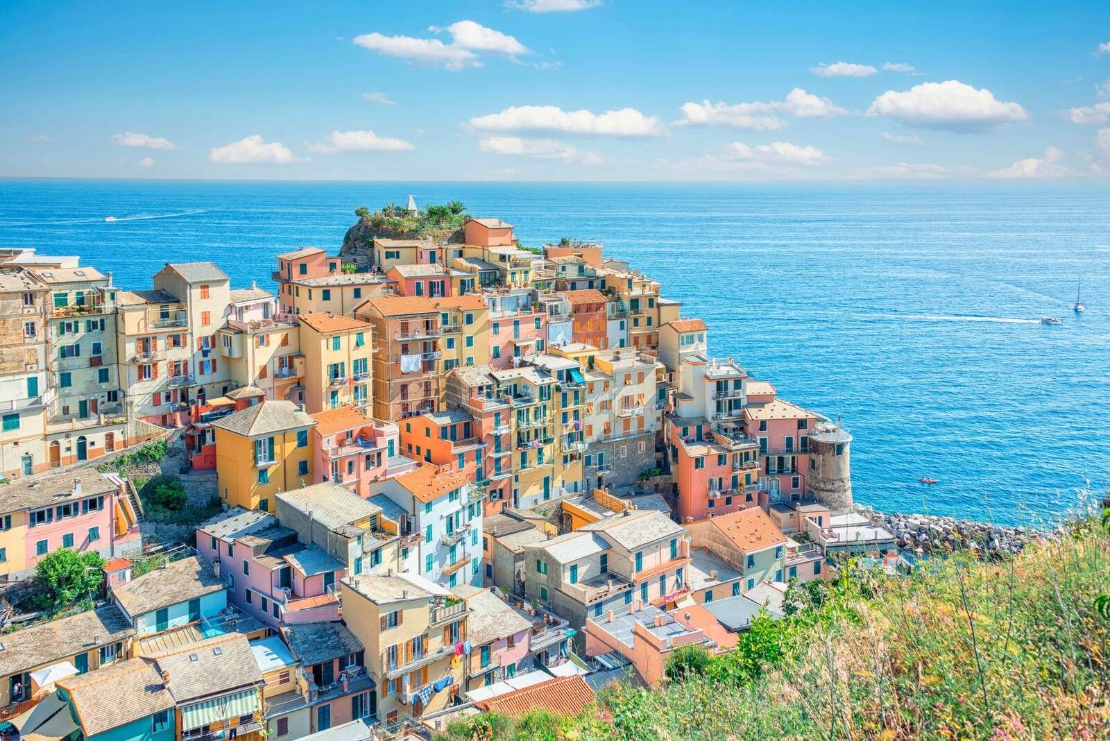 Pastelowy brzeg pod azurowym niebem